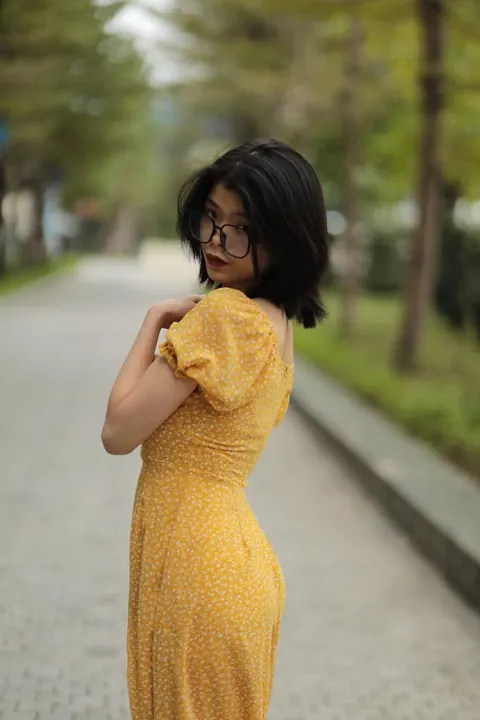 Short-Haired Woman in Glasses Poses Outdoors – photo 19 of 21