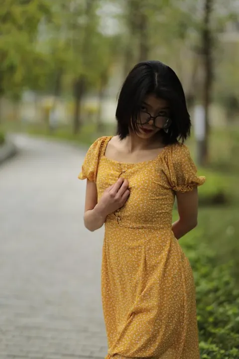 Short-Haired Woman in Glasses Poses Outdoors – photo 8 of 21