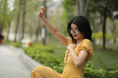 Short-Haired Woman in Glasses Poses Outdoors – photo 3 of 21
