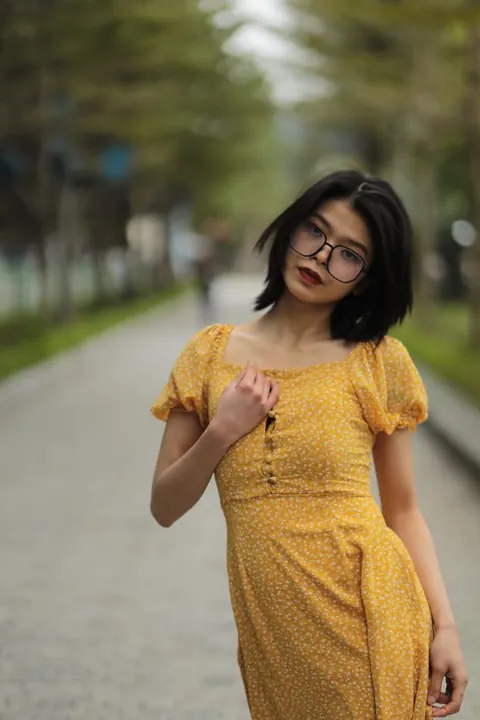 Short-Haired Woman in Glasses Poses Outdoors – photo 20 of 21