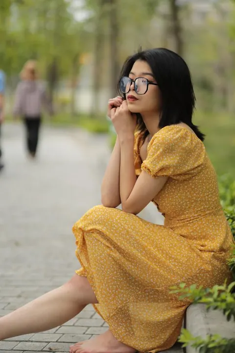 Short-Haired Woman in Glasses Poses Outdoors – photo 6 of 21