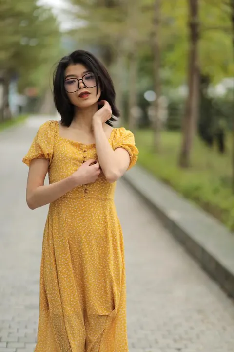 Short-Haired Woman in Glasses Poses Outdoors – photo 18 of 21