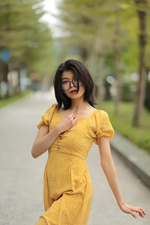 Short-Haired Woman in Glasses Poses Outdoors – photo 14 of 21