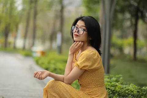 Short-Haired Woman in Glasses Poses Outdoors – photo 2 of 21