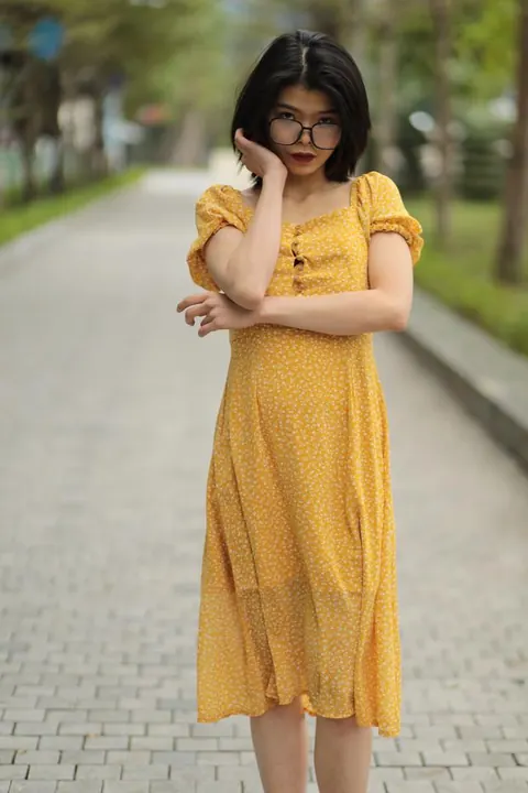 Short-Haired Woman in Glasses Poses Outdoors – photo 17 of 21