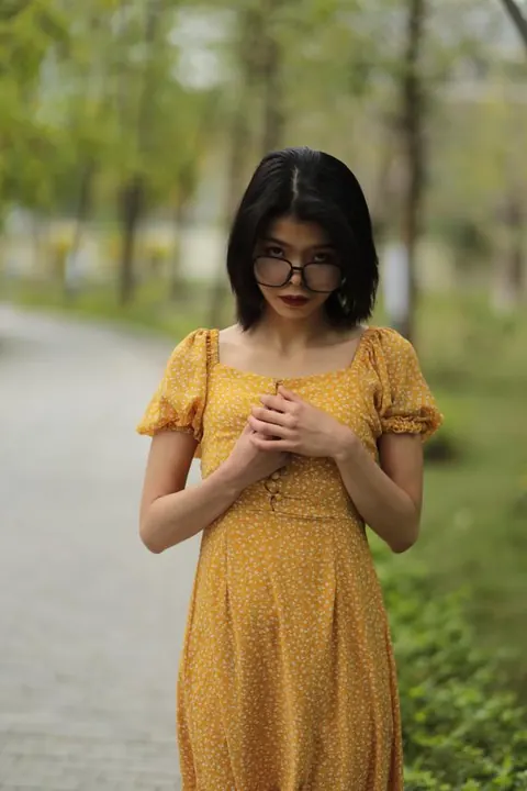 Short-Haired Woman in Glasses Poses Outdoors – photo 9 of 21