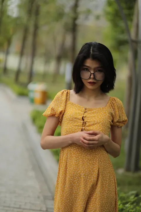 Short-Haired Woman in Glasses Poses Outdoors – photo 10 of 21