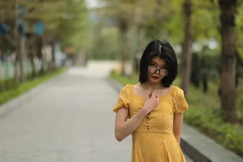 Short-Haired Woman in Glasses Poses Outdoors – photo 15 of 21