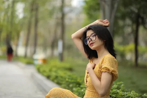 Short-Haired Woman in Glasses Poses Outdoors – photo 4 of 21