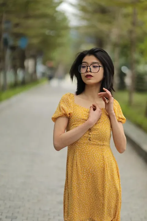 Short-Haired Woman in Glasses Poses Outdoors – photo 13 of 21
