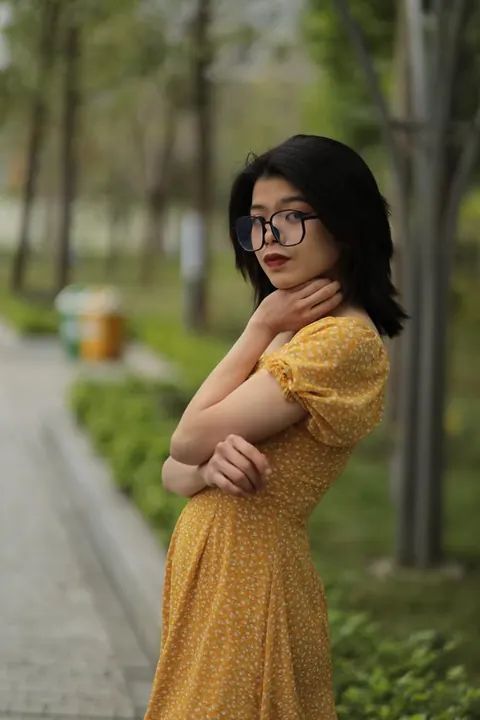 Short-Haired Woman in Glasses Poses Outdoors – photo 7 of 21