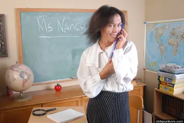 Nancy Vee – Thick Brunette MILF Undresses and Fucks a Dildo