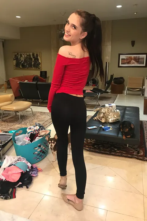 Brooke Haze: Slim Brunette Spreads Her Trimmed Pussy on the Beach – photo 2 of 20