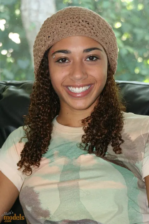 Mimi Allen: Ebony Babe Poses Nude in a Skull Cap – photo 1 of 16