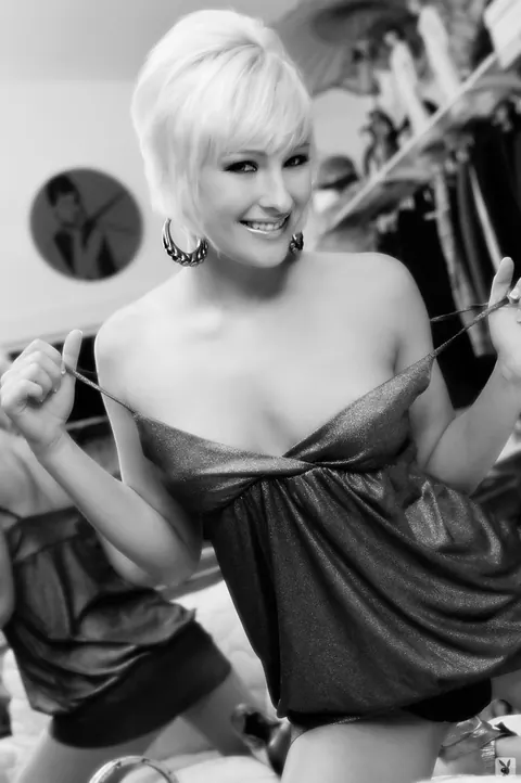 Felicia Taylor: Short-Haired Blonde Lies Back and Spreads Her Pussy Wide – photo 2 of 17