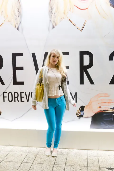 Veronica Hatley: Blonde with Short Hair Shows Her Waistband in Heels – photo 1 of 11