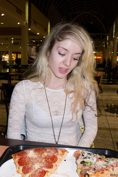 Veronica Hatley: Blonde with Short Hair Shows Her Waistband in Heels – photo 5 of 11