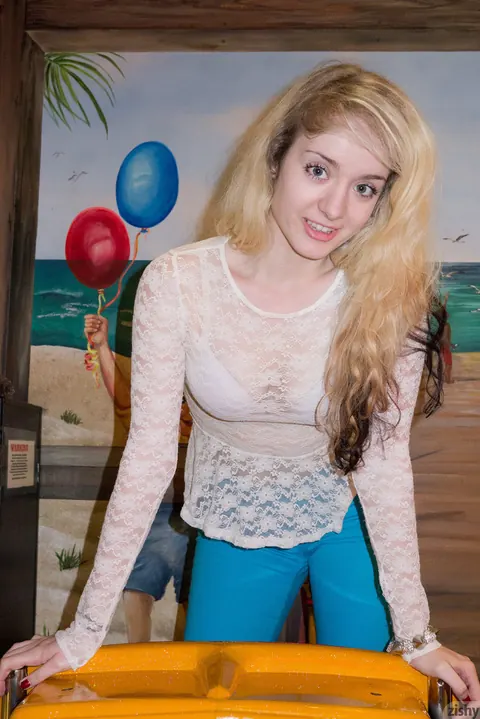 Veronica Hatley: Blonde with Short Hair Shows Her Waistband in Heels – photo 8 of 11