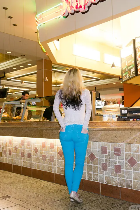 Veronica Hatley: Blonde with Short Hair Shows Her Waistband in Heels – photo 7 of 11