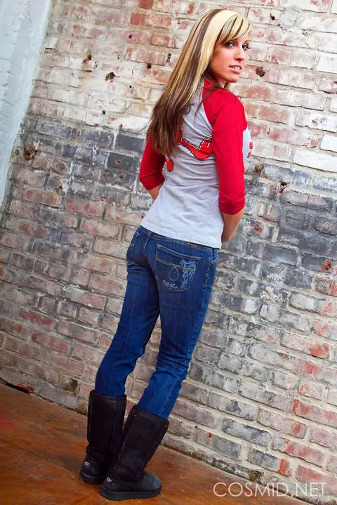 Nicole Hart: European Redhead Reveals Her Big Tits in Jeans and Panties – photo 6 of 16