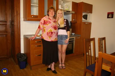 Yazmin: Mature British Brunette Eats Pussy and Fingers Her Curvy Partner – photo 1 of 21