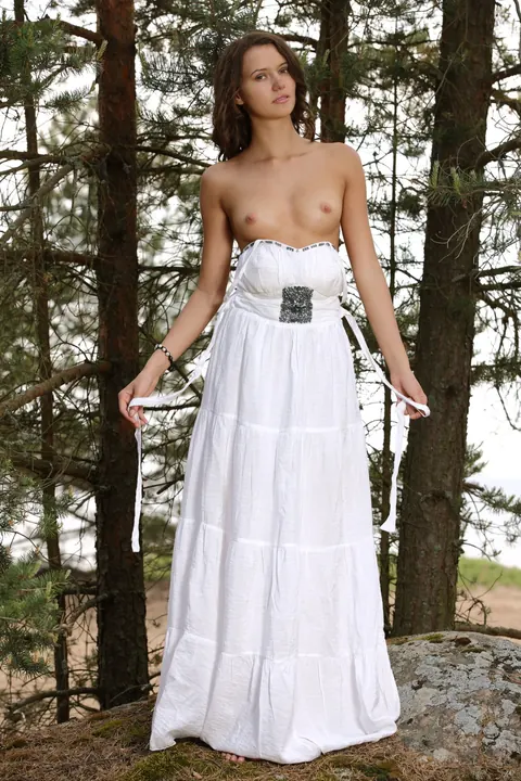 Woman Strips Fully Nude and Poses for Glamour Photos – photo 3 of 21