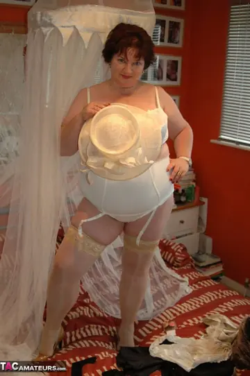 Chris 44g – British Redhead MILF Poses in Lingerie and Heels