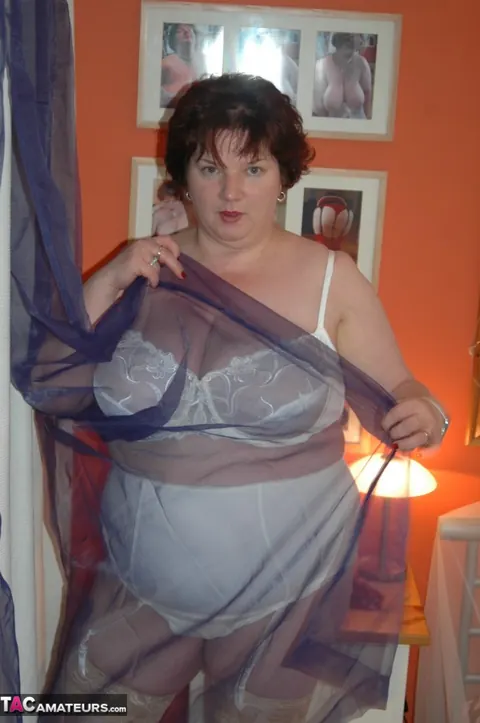 Chris 44g: British Redhead MILF Poses in Lingerie and Heels – photo 3 of 20