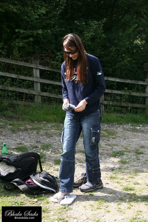 Brunette MILF Strips Off Her Jeans to Lingerie in the Forest – photo 3 of 15