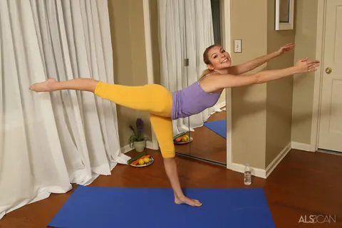 Sophia Sweet: Slim Blonde in Yoga Pants Stretches and Uses a Dildo – photo 4 of 16