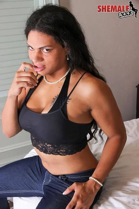 Busty Ebony Trans Woman Spreads Her Legs – photo 5 of 16