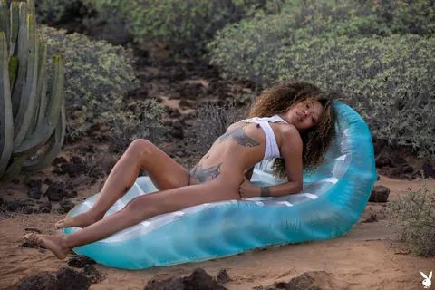 Jossa Nova: Spanish Brunette Poses Outdoors and Flaunts Her Curvy Ass – photo 12 of 21