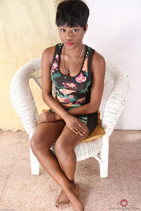 Ebony Babe with Big Tits Undresses and Spreads Her Pussy – photo 1 of 16