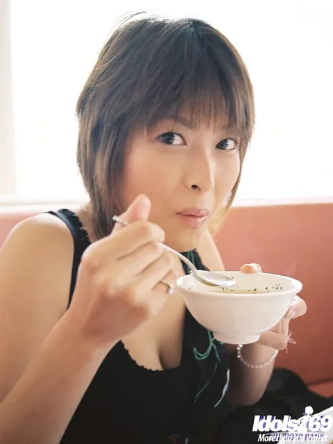 Nana Natsume: Japanese Babe Reveals Her Big Natural Tits – photo 8 of 16