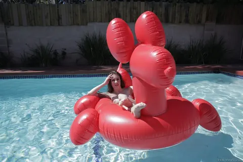 Anna De Ville: Skinny Brunette Bares Her Ass by the Pool in a Bikini – photo 20 of 21