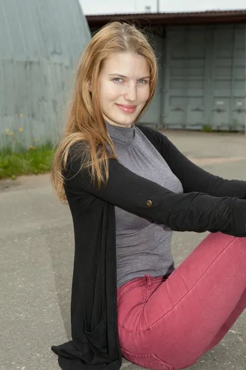Woman Pulls Her Panties Aside and Spreads Outdoors – photo 21 of 21