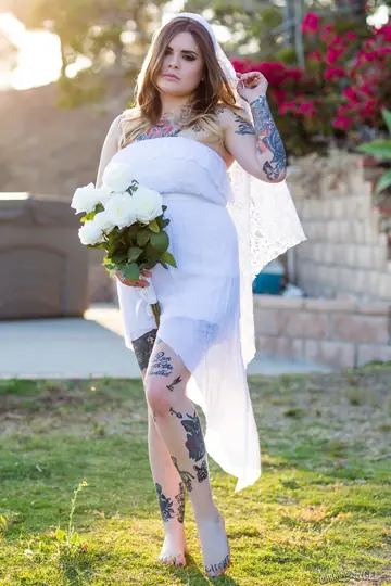 Farrah paws – Tattooed Brunette with Big Natural Tits Strips Outside
