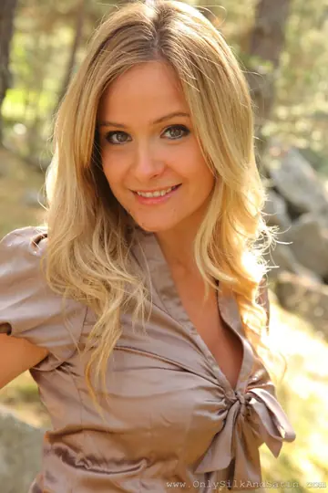 Elle Richie – British Blonde MILF Strips Out of Her Lingerie and Pantyhose in the Forest