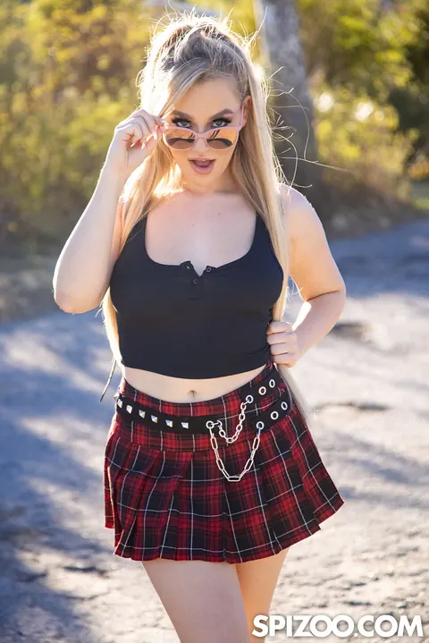 Blake Blossom: Blonde PAWG in Glasses Gets Tit-Fucked in a Car – photo 3 of 20
