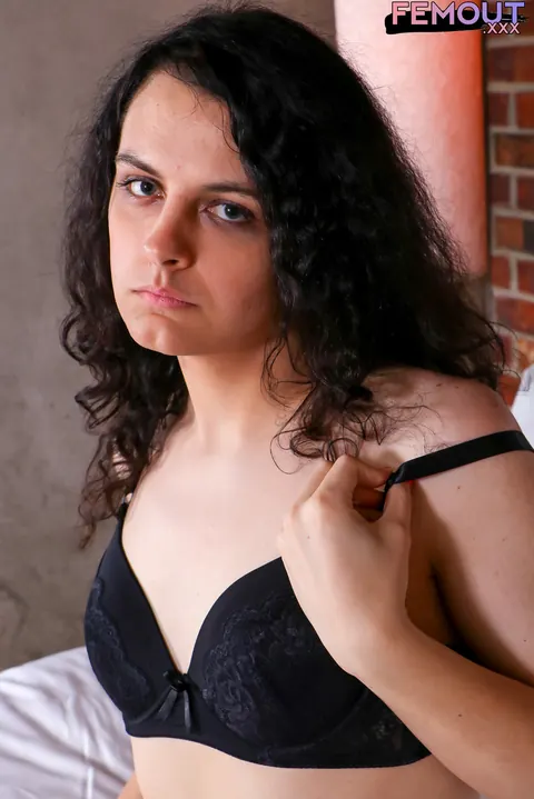 Trans Woman Stretches Out Nude and Shows Her Body – photo 8 of 16