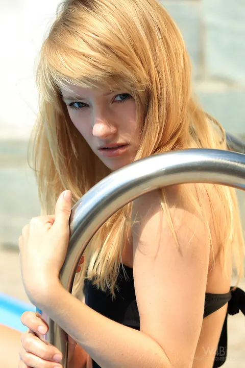 Blonde Strips Off Her Bikini and Poses on the Pool Ladder – photo 1 of 16
