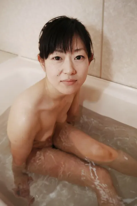 Ayane Ikeuchi: Asian MILF Bathes and Spreads Her Hairy Bush in the Bathroom – photo 14 of 16