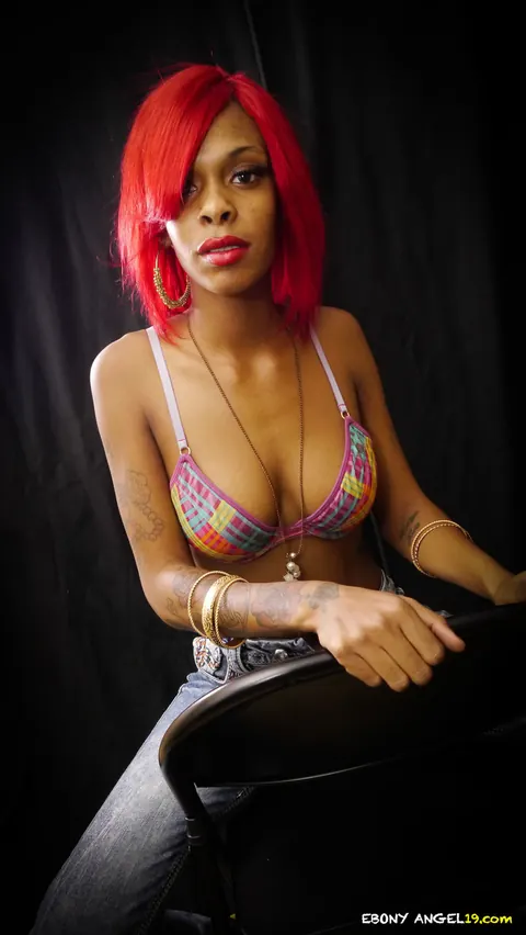 Ebony Babe with Big Tits Pulls Her Bikini Top Down and Flaunts Her Boobs – photo 5 of 15