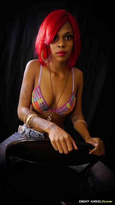 Ebony Babe with Big Tits Pulls Her Bikini Top Down and Flaunts Her Boobs – photo 4 of 15