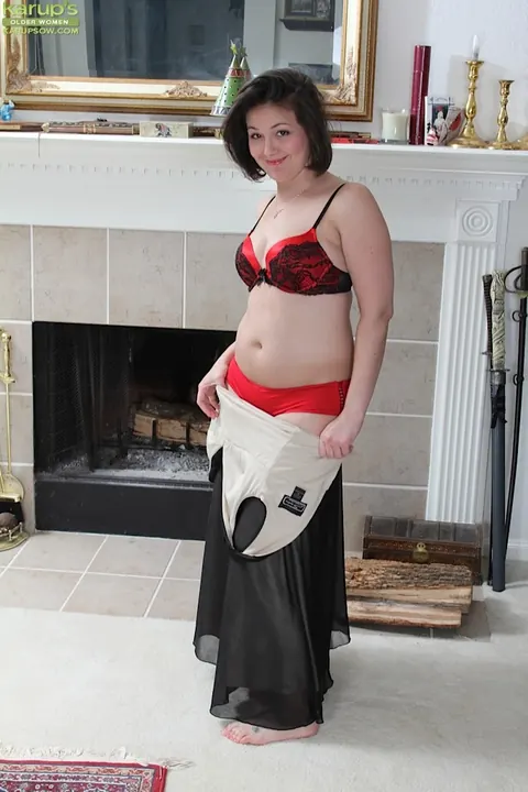Carlita Johnson: Thick Mature Brunette Strips Off Her Lingerie and Skirt – photo 3 of 16