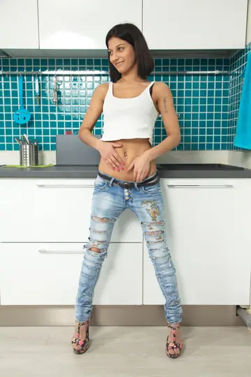 Kassiana – Petite Woman Strips Nude and Poses in Glamour Style