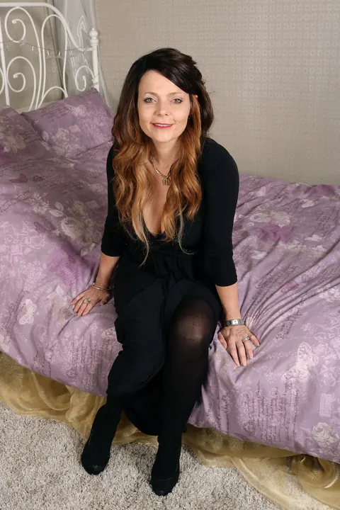 Gemma Gold: Petite British MILF Undresses and Spreads Her Pussy – photo 3 of 21