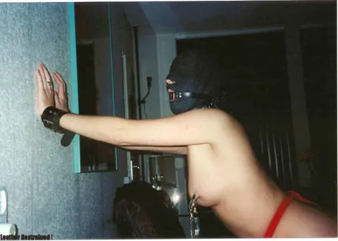 Woman in Leather Spreads While Bound – photo 8 of 12