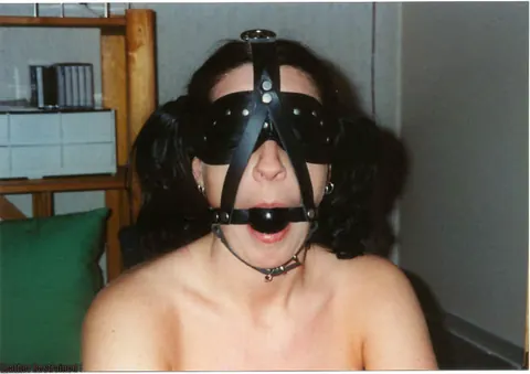 Woman in Leather Spreads While Bound – photo 9 of 12