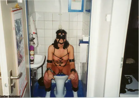 Woman in Leather Spreads While Bound – photo 10 of 12
